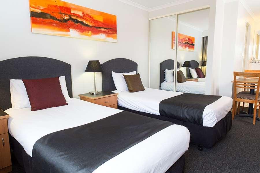 Alpha Hotel Canberra Room photo